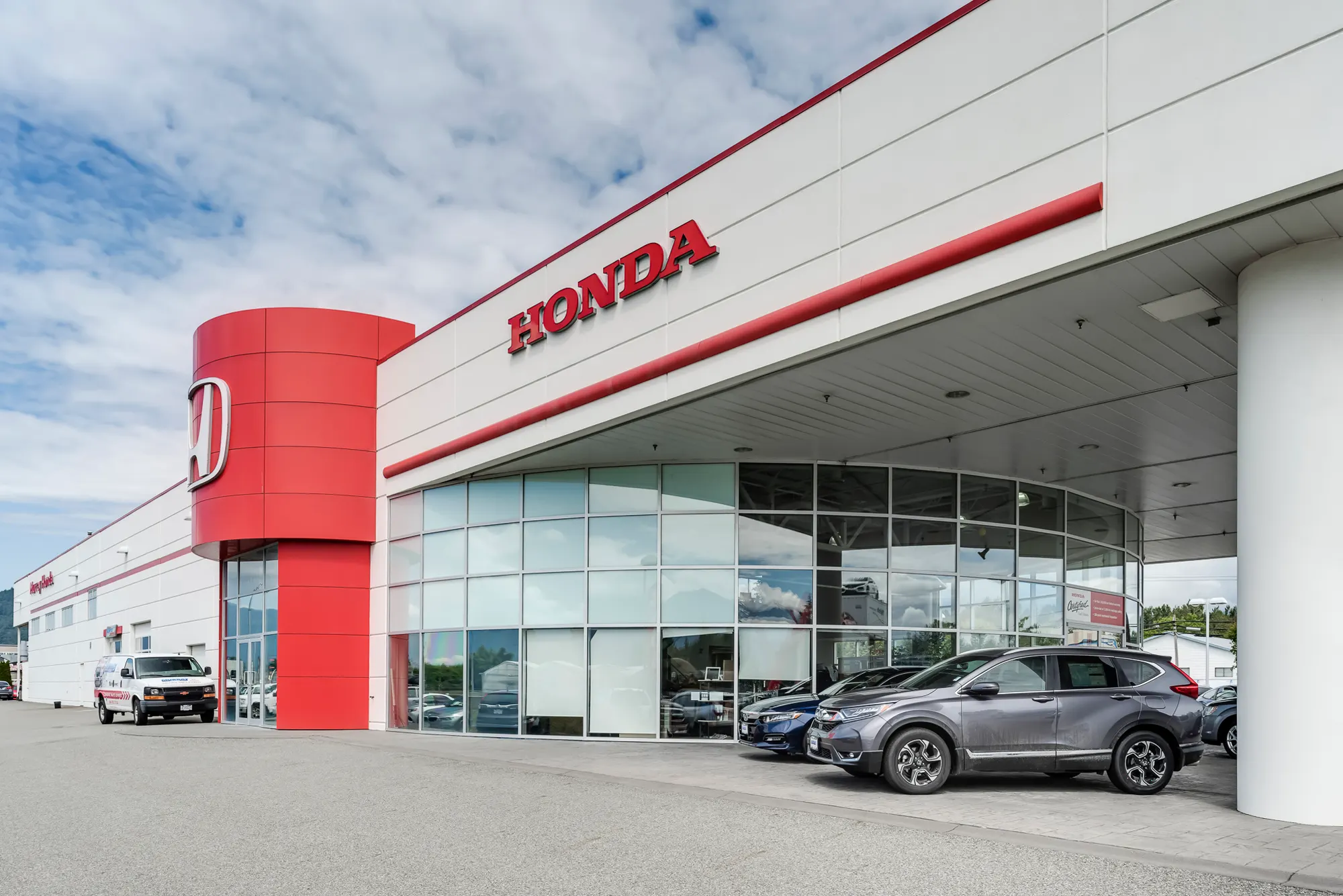 Murray Honda showroom frontage with full-height glass under a white canopy and the Honda sign above