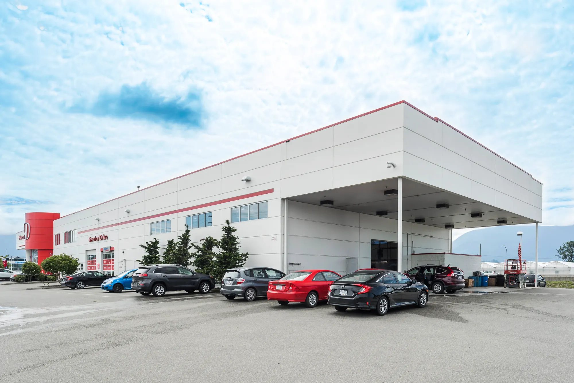 Service drive canopy and landscaped customer parking at Murray Honda