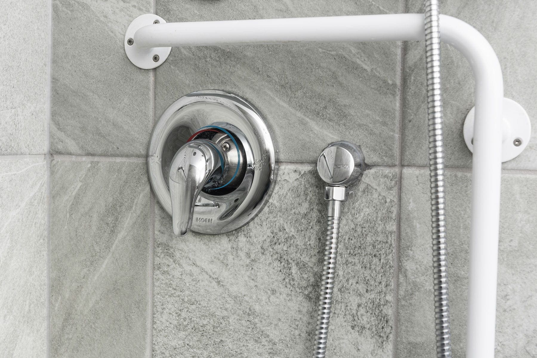 EASY TO REACH/USE FIXTURES