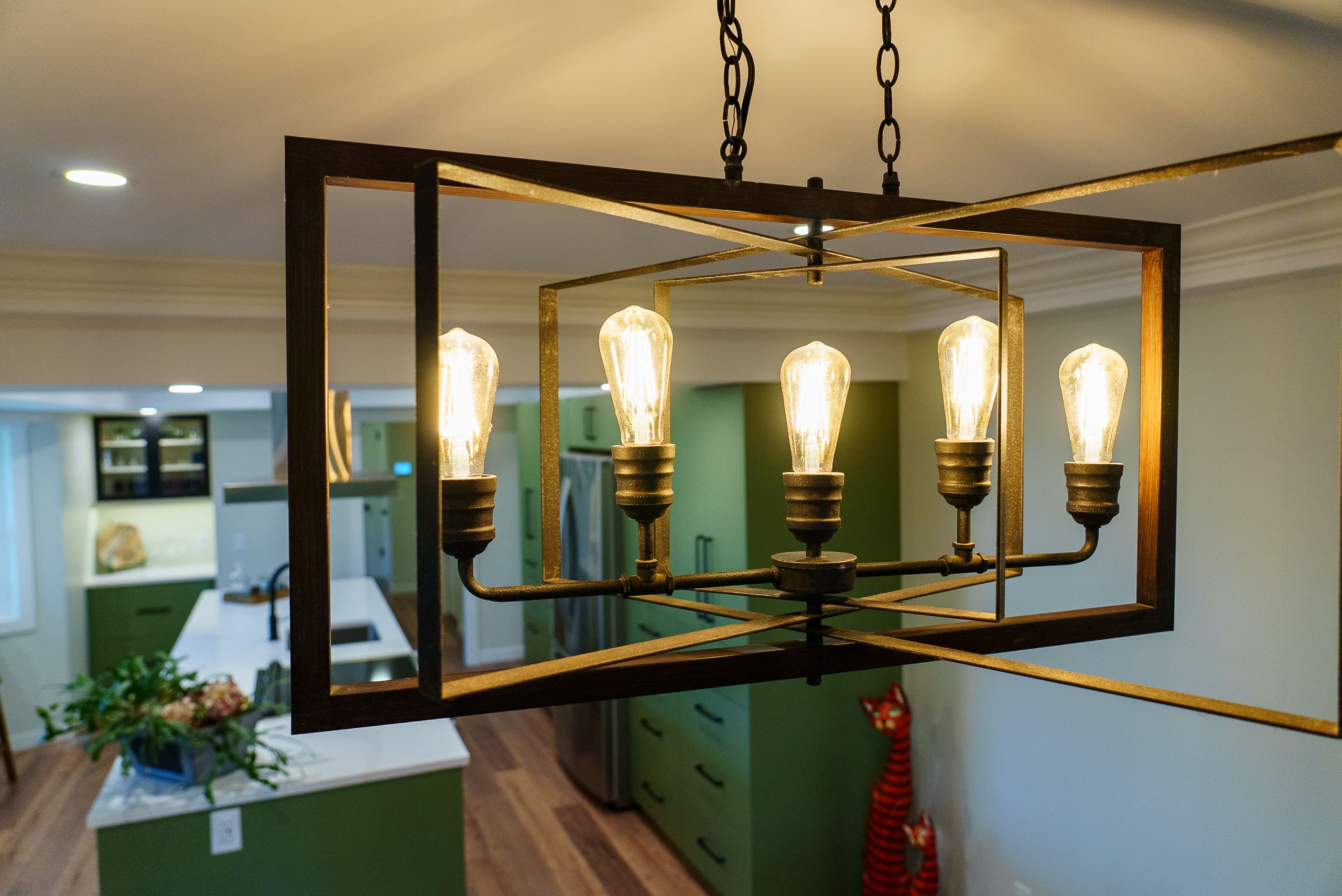 Industrial Edison bulb chandelier with geometric frame Yarrow kitchen